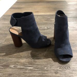 SOLD - SPRING sandals navy like new